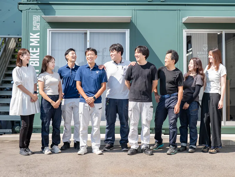 建築サポートの社員が並んで立っている写真