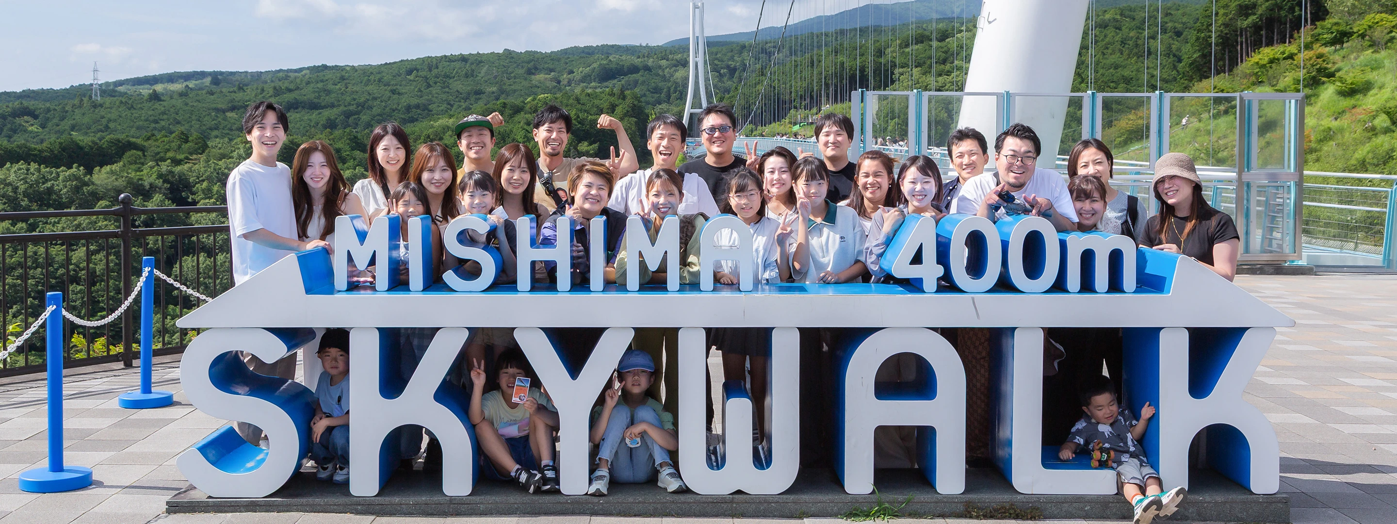 建築サポートの社員が橋の上でポーズをとっている写真