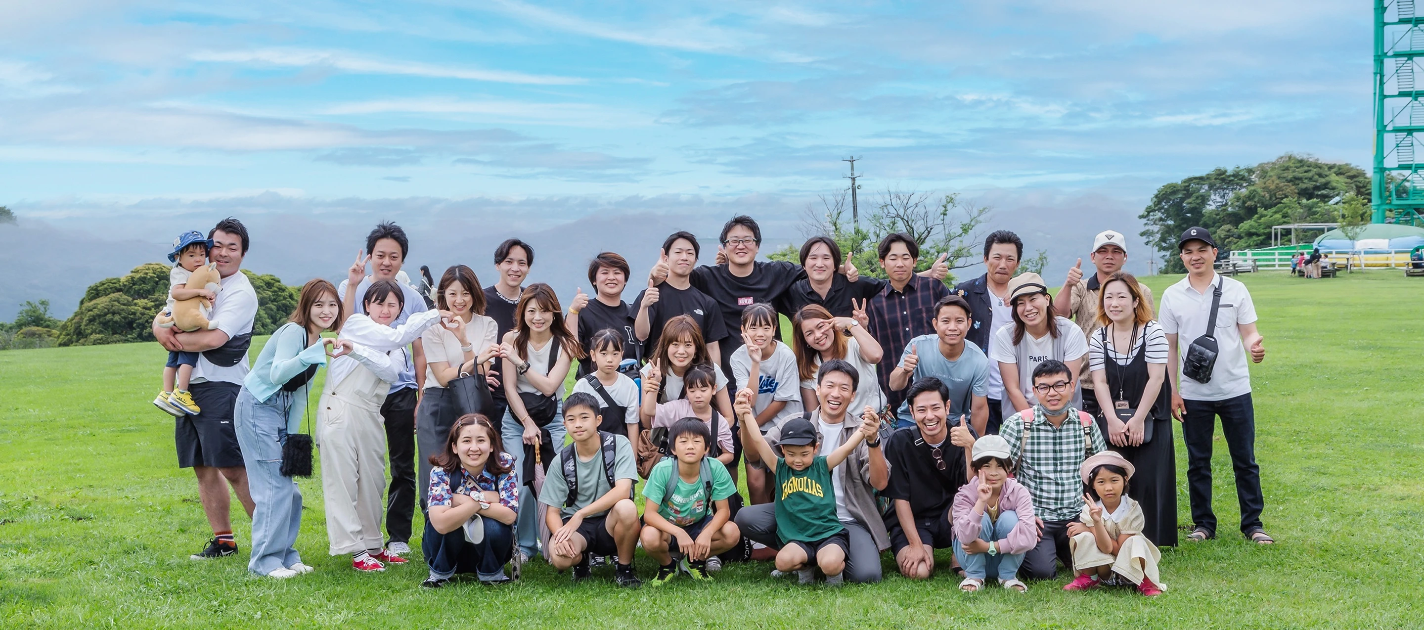 建築サポートの社員の集合写真。