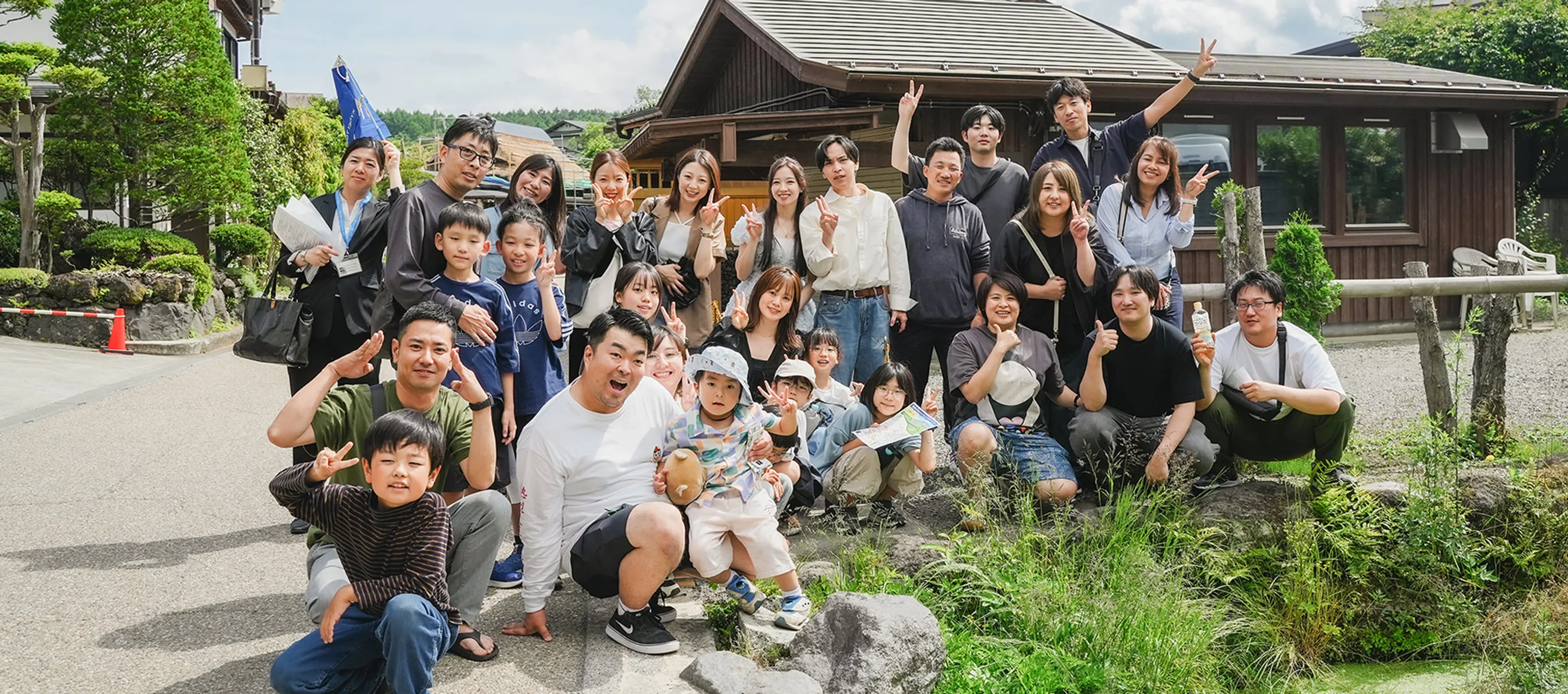 建築サポートの社員の集合写真。