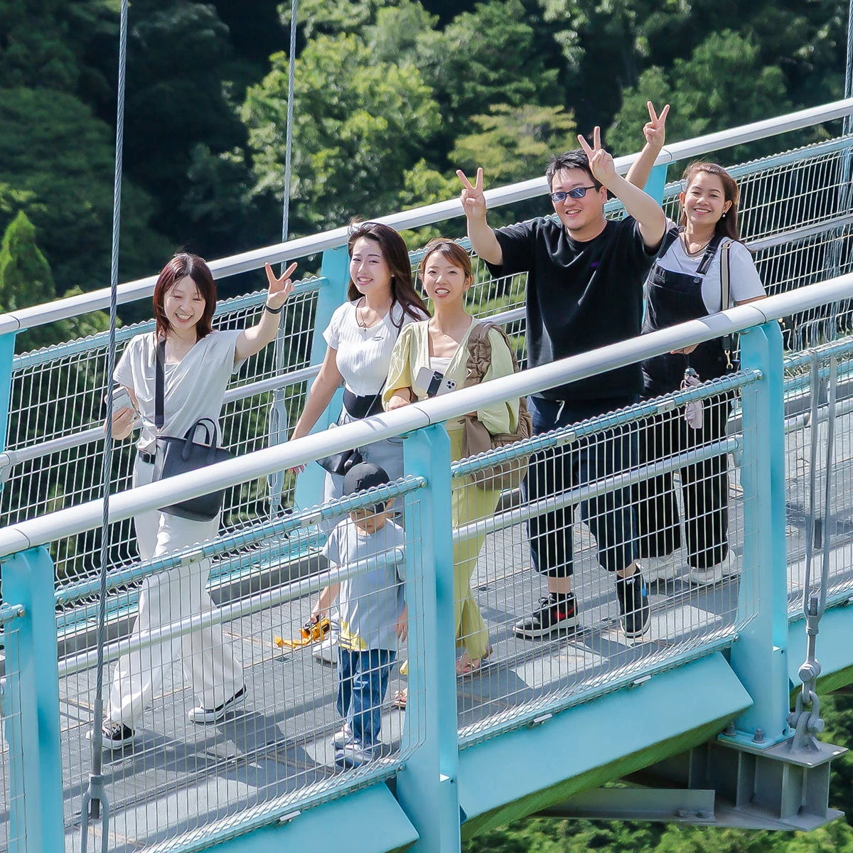 女性社員がピースサインをしながら笑顔で写っている写真。