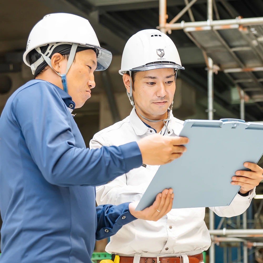 建築サポートの社員が仕事をしているイメージの写真。