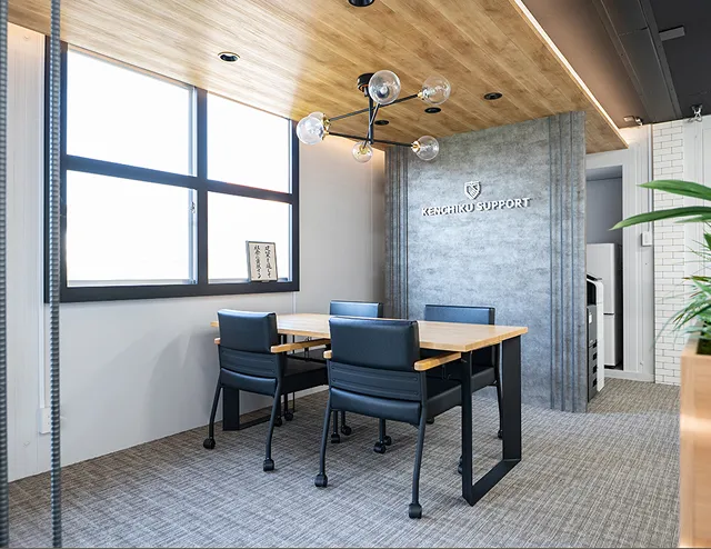 事務所ビル内外装修繕工事の施工写真。