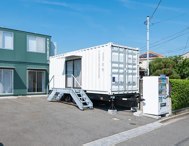 コンテナ型トレーラーハウス設置⼯事の施工写真。