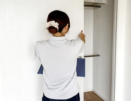 検査（竣工・立会い）のイメージ写真。作業員2人が図面を見て確認をしている様子の手元を写している。